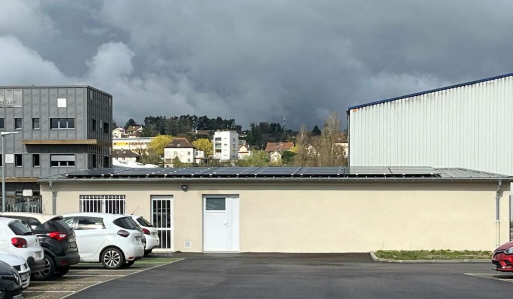 Installation de panneaux solaires sur le toit de Grand Dole Habitat