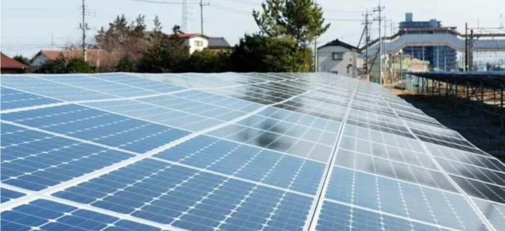 Toiture d’entreprise couverte de panneaux solaires