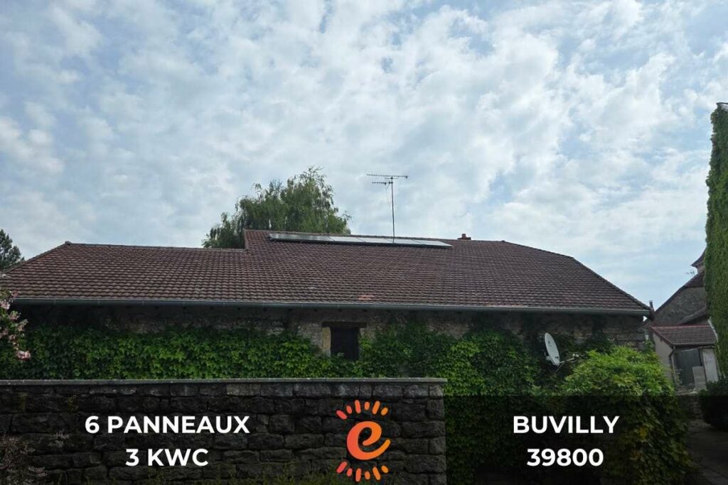Installation de panneaux solaires sur toit d'une maison à Buvilly, Jura (39)