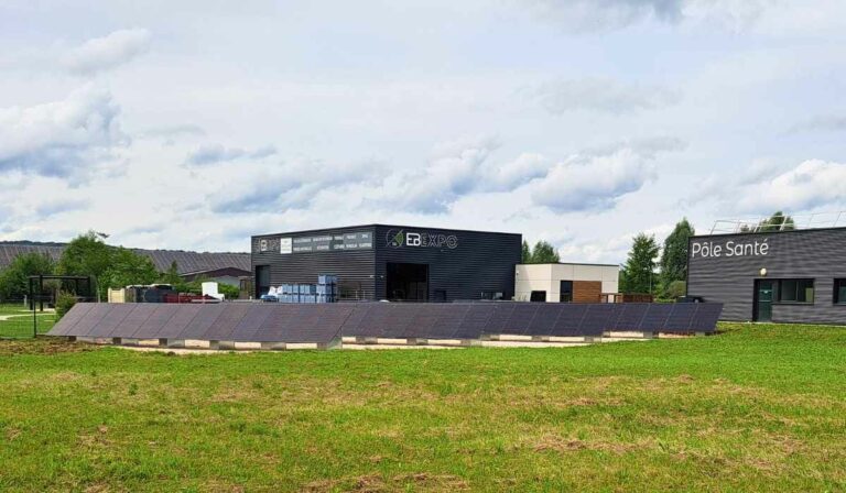 Installation de panneaux solaires au solaire au Pôle de Santé à Arbois, dans le Doubs (39).